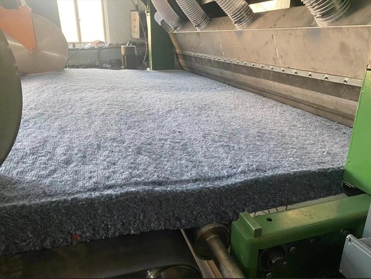 800kg/H Yüksek Kapasiteli Dokunulmamış Kumaş Yapım Makinesi Hava Yüklü Kötü Filtrasyon Makinesi