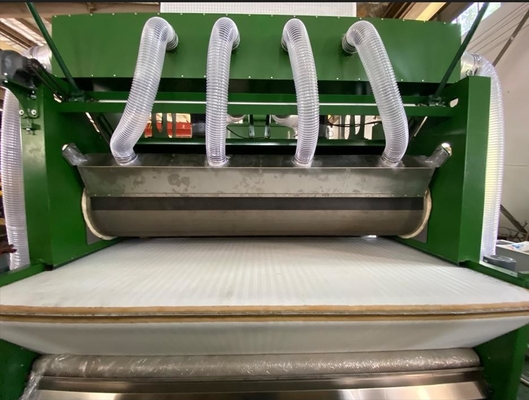 800kg/H Yüksek Kapasiteli Dokunulmamış Kumaş Yapım Makinesi Hava Yüklü Kötü Filtrasyon Makinesi